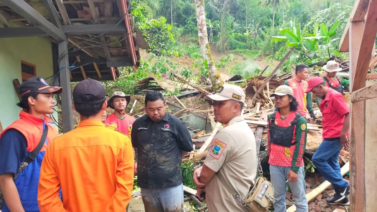 Longsor di Desa Gunamekar, Kecamatan Bungbulang, Kabupaten Garut meyebabkan 6 rumah rusak