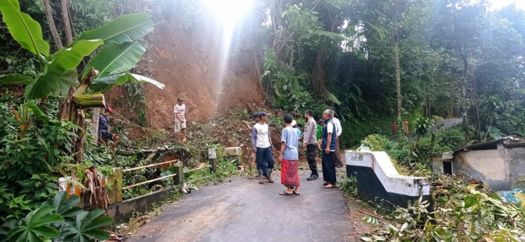 Cuaca Ekstrim , Tebing Setinggi Lima Meter Longsor di Caringin Bogor