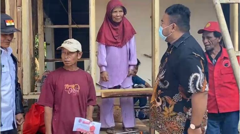 Rumah Lansia di Malangbong Roboh, Legislator PDI Perjuangan Yudha Berkunjung Bersama Camat