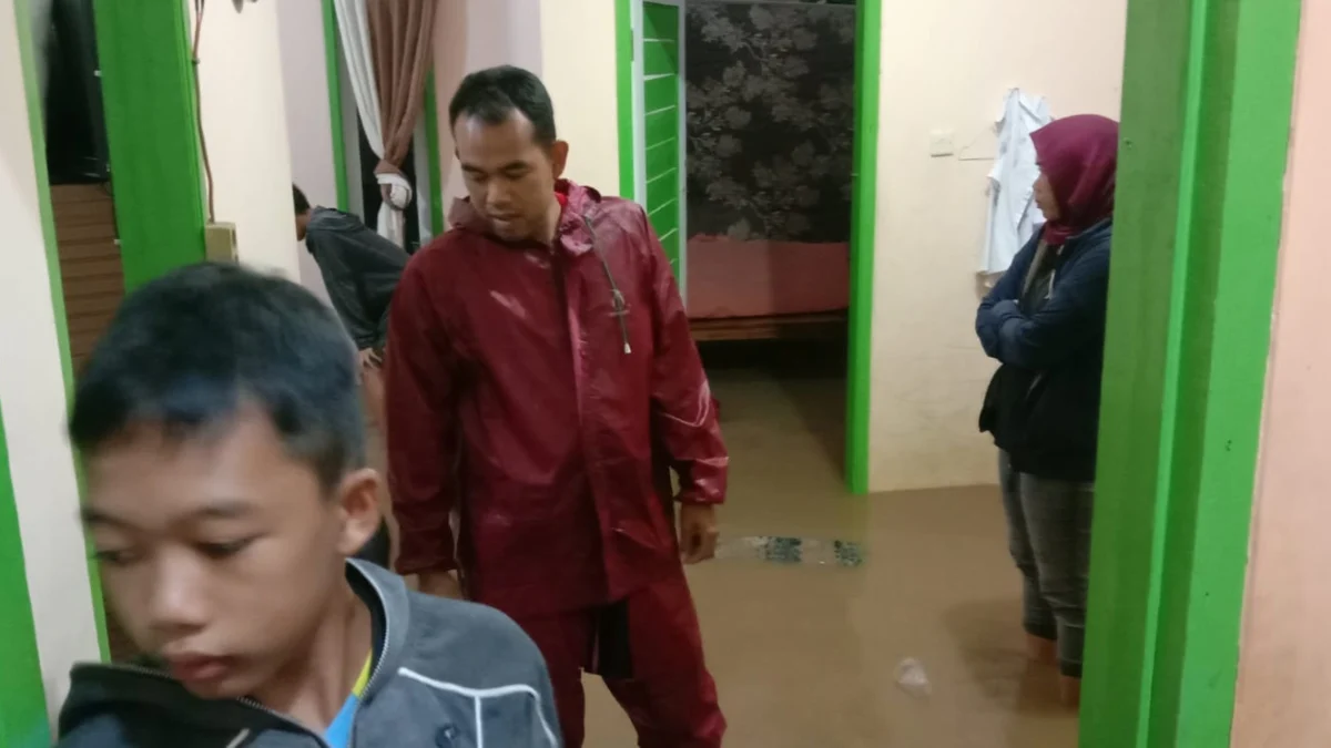 Kampung Cijelereun Kulon Desa Mekarsari, Kecamatan Bayongbong, Kabupaten Garut kembali diterjang banjir. Setidaknya dua rumah warga direndam air akibat luapan air yang disebabkan gorong-gorong menyempit