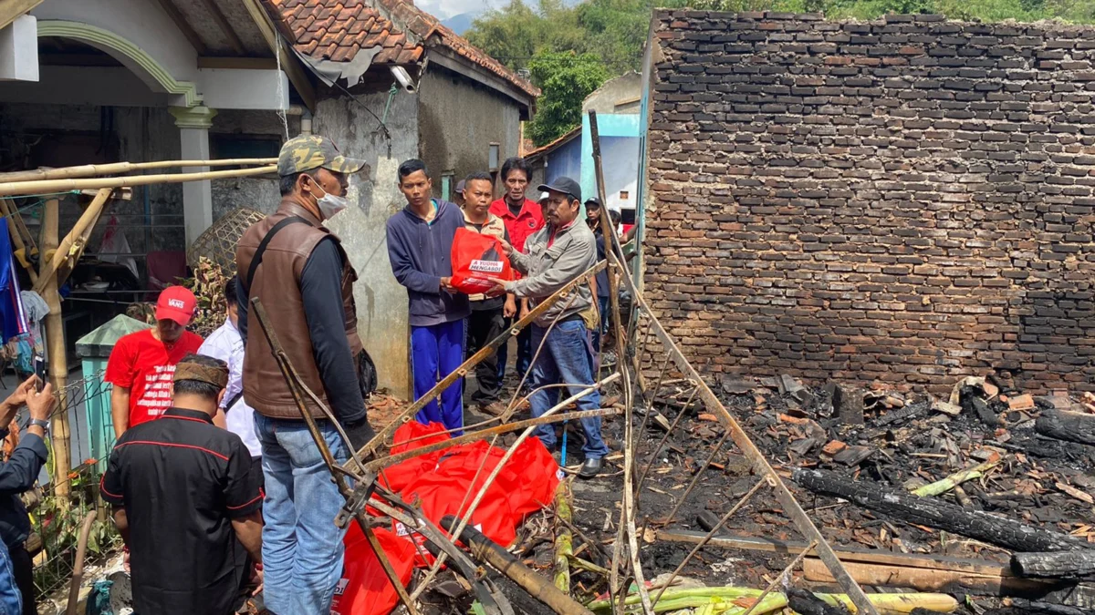 DPC PDI Perjuangan Garut Salurkan Bantuan Bagi 2 Keluarga yang Ditimpa Kebakaran di Desa Sukalaksana Banyuresmi