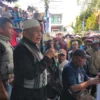 Ratusan petani saat mendatangi gedung DPRD Garut menuntut rekan mereka yang ditahan dibebaskan