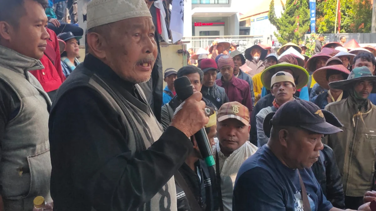 Ratusan petani saat mendatangi gedung DPRD Garut menuntut rekan mereka yang ditahan dibebaskan