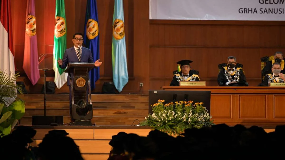 Gubernur Jawa Barat Ridwan Kamil berpesan kepada para lulusan Universitas Padjadjaran agar memilih lapangan pekerjaan yang bisa bertahan lama
