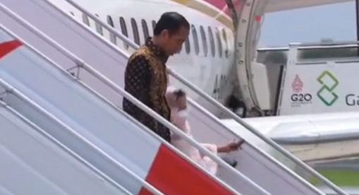 Iriana Jokowi Terpleset di Tangga Pesawat Kepresidenan, Setpres Jelaskan Kondisinya