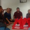 Yudha Puja Turnawan bersama kader PDI Perjuangan DPC Garut mengunjungi Cucu korban kebakaran