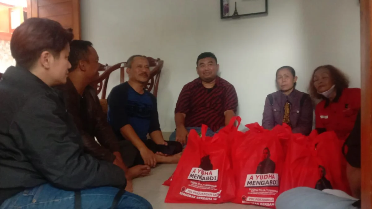 Yudha Puja Turnawan bersama kader PDI Perjuangan DPC Garut mengunjungi Cucu korban kebakaran