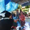 Sejumlah relawan tampak menyalurkan bantuan BRI Peduli kepada para korban bencana gempa bumi di Kabupaten Cianjur