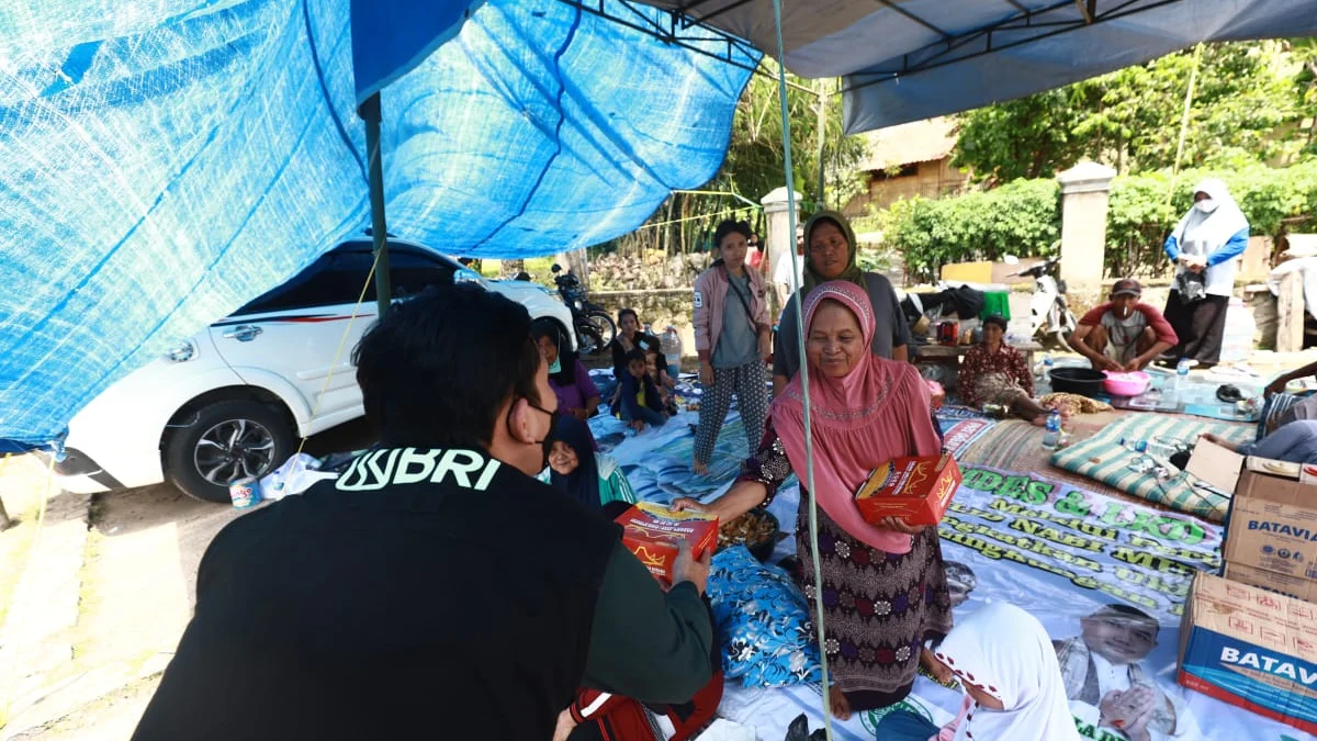 Sejumlah relawan tampak menyalurkan bantuan BRI Peduli kepada para korban bencana gempa bumi di Kabupaten Cianjur