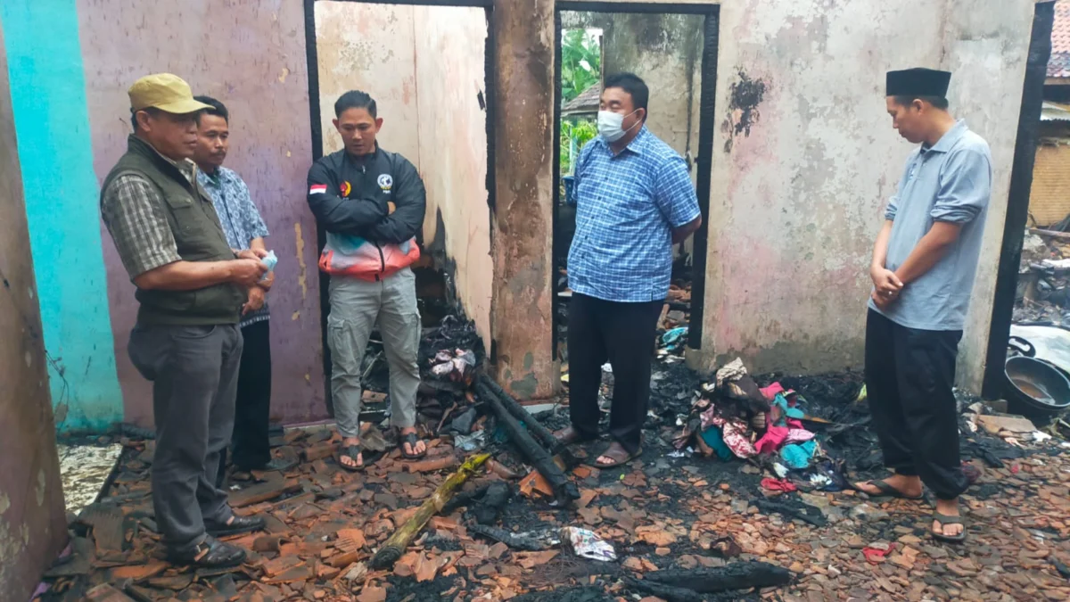 Ketua DPC PDI Perjuangan Garut Bersama Bacaleg Dapil 5 Kunjungi korban kebakaran di Kampung Jati, Desa Dangdeur Kecamatan Banyuresmi