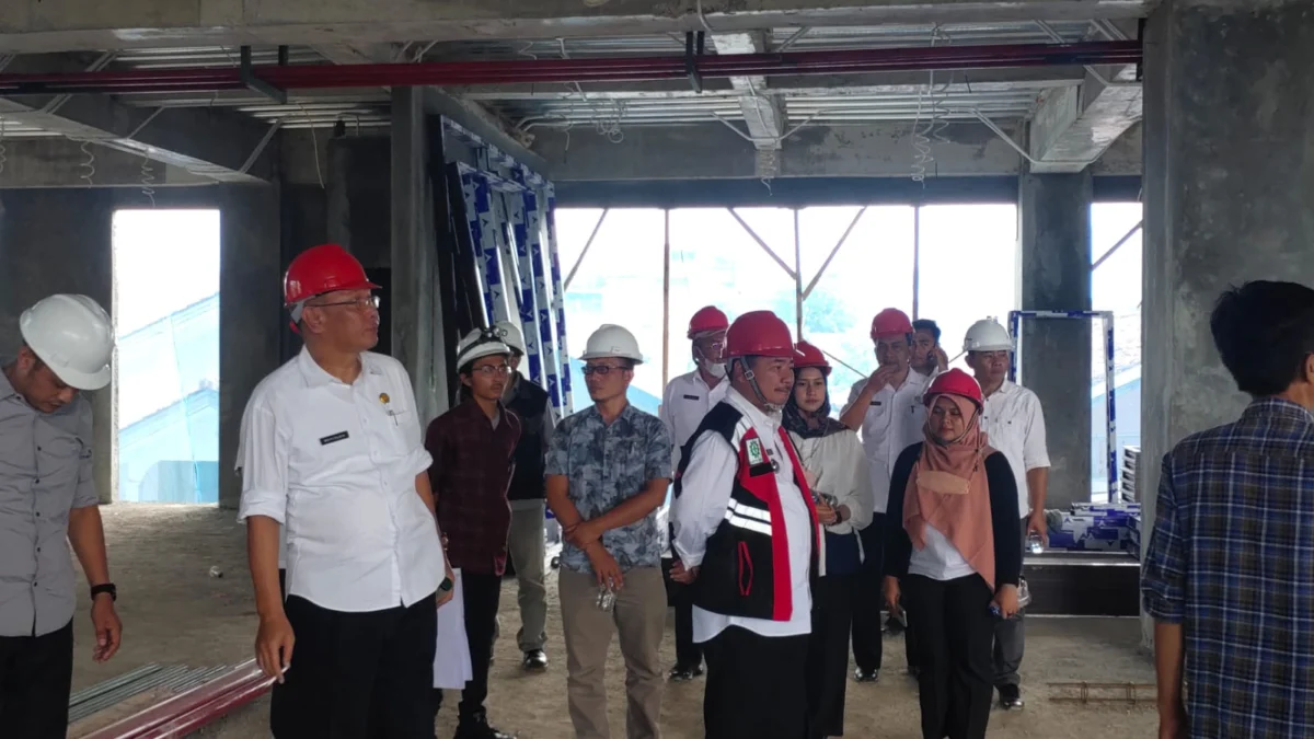 Bupati Garut Rudy Gunawan meninjau pembangunan mall Pelayanan Publik