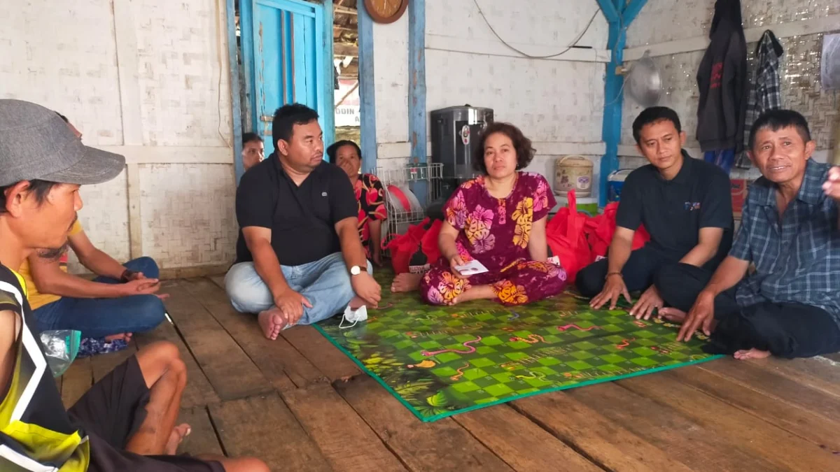 Anggota DPRD Garut Yudha Puja Turnawan menengok Rukang Bakso Cuanki yang Rumahnya Kebakaran di Desa Pameungpeuk