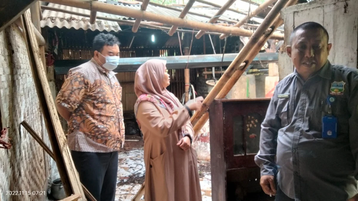 Yudha Puja Turnawan Anggota DPRD Garut Fraksi PDI Perjuangan mengunjungi rumah roboh akibat tertimpa pohon di Desa Citeras Kecamatan Malangbong