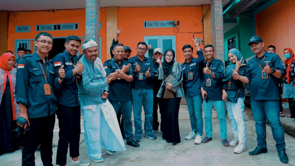 Profesional muda manajemen Vlogkita mengajarkan desa digital kepada pemdes Sirnagalih, Kecamatan Cigalontang, Kabupaten Tasikmalaya