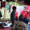 Yudha Puja Turnawan Ketua DPC PDI Perjuangan Garut memantau kondisi pengungsi korban gempa di Cianjur. Yudha memantau ke tenda-tenda pengungsian