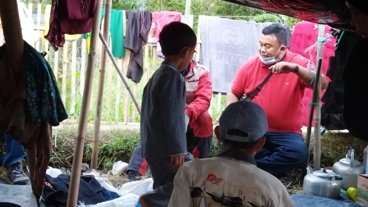 Yudha Puja Turnawan Ketua DPC PDI Perjuangan Garut memantau kondisi pengungsi korban gempa di Cianjur. Yudha memantau ke tenda-tenda pengungsian