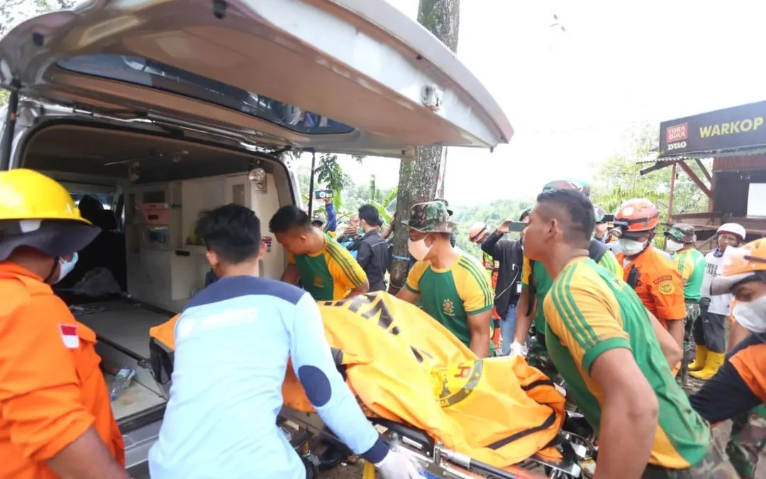 Prajurit Kostrad Berhasil Evakuasi Jasad Rombongan yang Tertimbun Longsor akibat Gempa Cianjur
