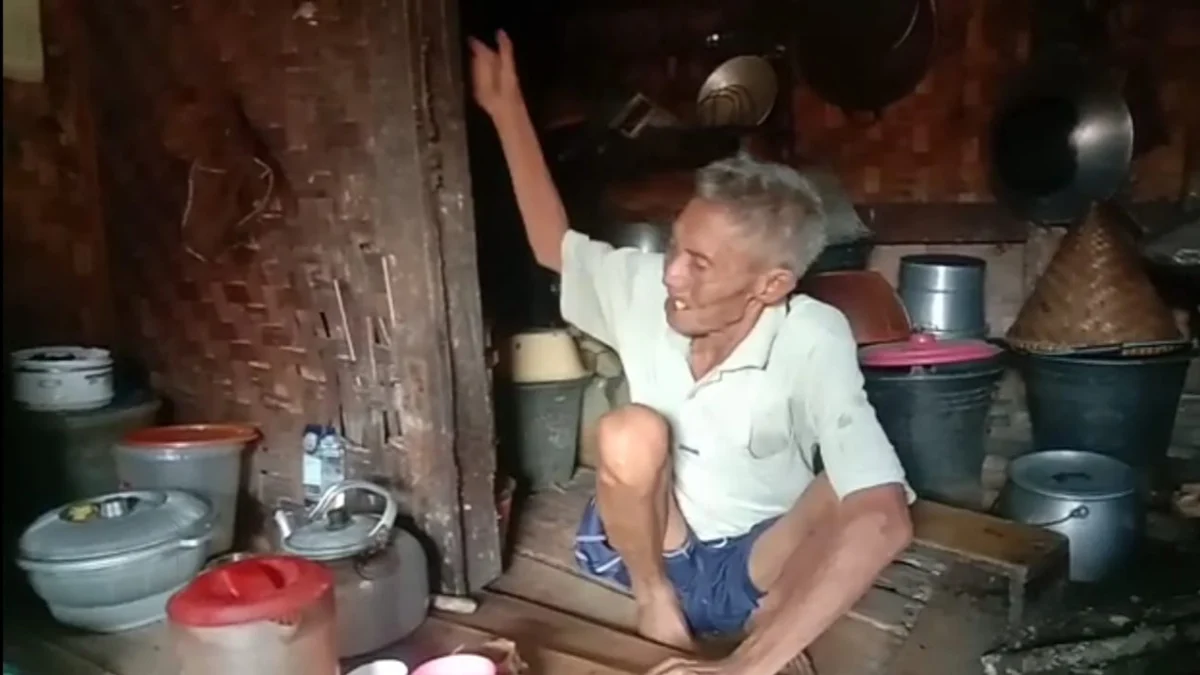 Abah Hadi (70) lansia asal Desa Pamalayan, Kecamatan Bayongbong, Kabupaten Garut. Kades Pamalayan siap bangun rumah Hadi di tahun 2023 jika diizinkan oleh pihak keluarga