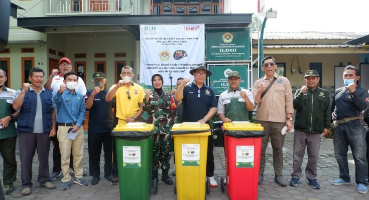 Peringati World Clean Up Day Indonesia (WCDI) 2022, puluhan ribu warga Lembaga Dakwah Islam Indonesia (LDII) se -Jawa Barat gelar aksi bersih-bersih serentak, Jumat (30/9).