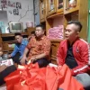 Yudha Puja Turnawan Anggota DPRD Garut bersama pengurus DPC PDI Perjuangan Garut mengunjungi korban kebakaran di Desa Mekarsari