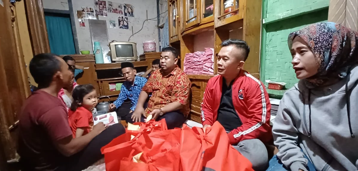 Yudha Puja Turnawan Anggota DPRD Garut bersama pengurus DPC PDI Perjuangan Garut mengunjungi korban kebakaran di Desa Mekarsari