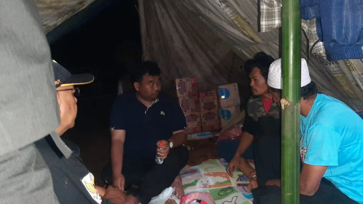 Yudha Puja Turnawan bersama Baguna meninjau tenda pengungsian korban gempa Cianjur