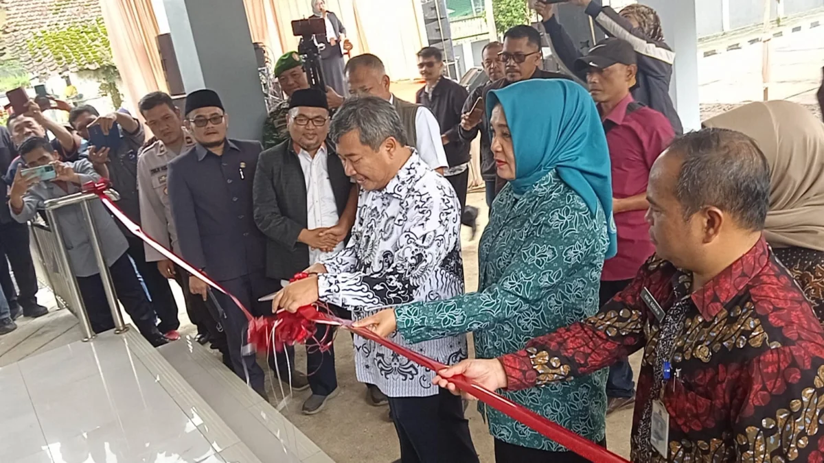 Bupati Garut resmikan kantor Kecamatan Cisurupan yang sudah direnovasi