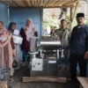 Penyerahan bantuan mesin penggorengan pada KWT Citra Gantari Pastal