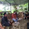 Yudha Puja Turnawan legislator Garut Fraksi PDI Perjuangan berkunjung ke korban rumah roboh akibat pergerakan tanah di Desa Sukamulya, Kecamatan Sukaresmi