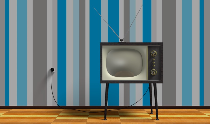 Cara Agar TV Jernih dengan Antena Dalam. foto ilustrasi sedang menonton (Foto pixabay)