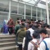 Belasan ribu warga Kabupaten Garut menjadi pencari kerja