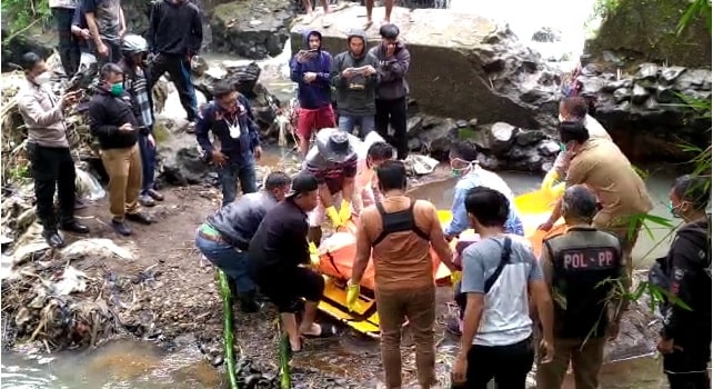 sesosok mayat laki-laki ditemukan di sungai CIlayung Kecamatan Bayongbong Kabupaten Garut
