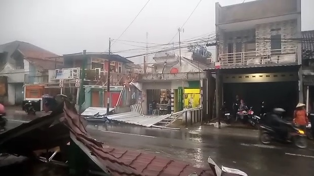 Angin puting beliung menerjang Desa Malangbong, Kecamatan Malangbong, Kabupaten Garut pada Sabtu sore