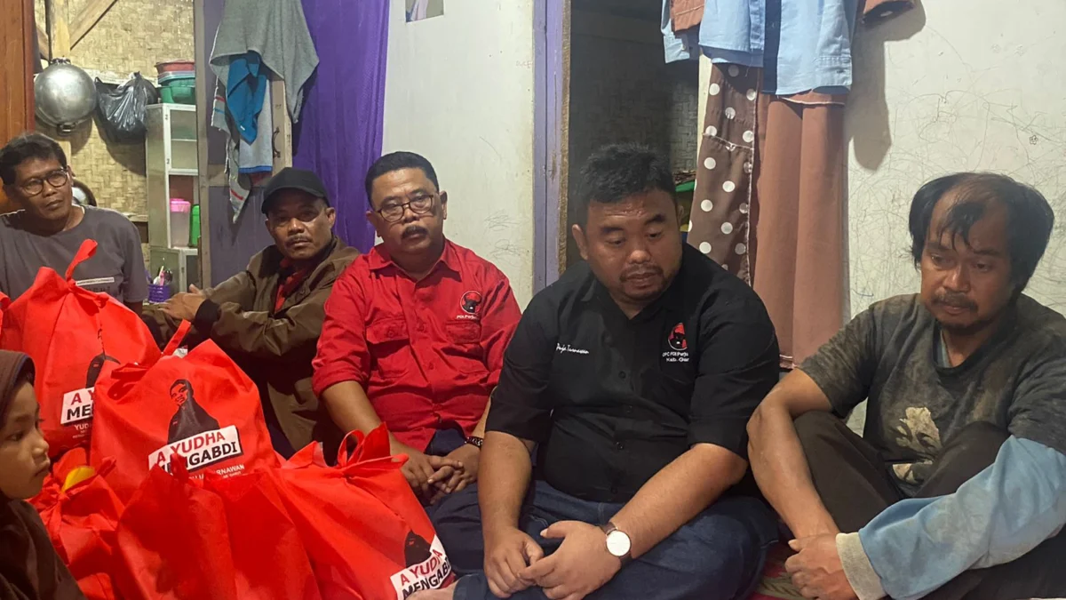 4 Anggota DPRD Garut Fraksi PDI Perjuangan, kunjungi korban kebakaran di Bayongbong