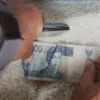 Pedagang beras di Pasar Guntur Ciawitali menunjukkan uang palsu