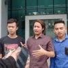 Jamjam Purnama (tengah) bersama Tim IMG mendatangi Kejati Jabar meminta Kejati mengambil alih kasus dugaan korupsi BOP dan reses DPRD Garut Periode 2014-2019