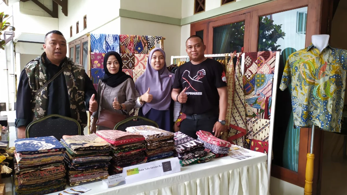 Sejumlah pelaku UKM Batik Garutan menunjukkan karya mereka di Festival Garutan yang digelar Aleyra Hotel & Villa
