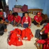 Pengurus DPC PDI Perjuangan Kabupaten Garut bersama bacaleg mengunjungi korban kebakaran di Kecamatan Kadungora