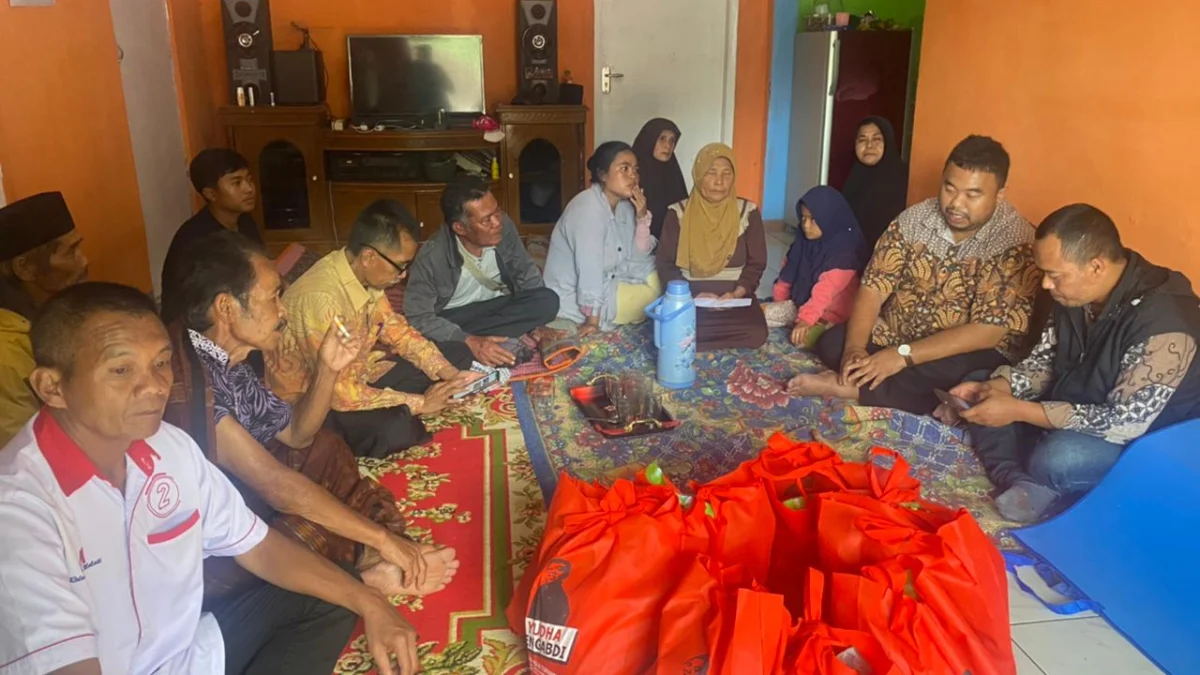 Yudha Legislator PDI Perjuangan mengunjungi korban kebakaran bersama Kabid Linjamsos Dinas Sosial Kabupaten Garut
