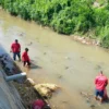 Ketua DPC PDI Perjuangan Kabupaten Garut, Yudha Puja Turnawan bersama kader turun bersihkan sampah di Sungai