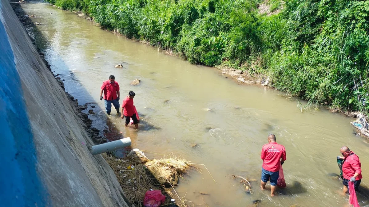 Ketua DPC PDI Perjuangan Kabupaten Garut, Yudha Puja Turnawan bersama kader turun bersihkan sampah di Sungai