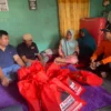 Yudha Puja Turnawan Anggota DPRD Garut Kunjungi emak Sari, lansia yang rumahnya ludes terbakar di Desa Sindanggalih Kecamatan Karangtengah