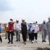 Gubernur Jawa Barat Ridwan Kamil didampingi Kadis BMPR Jabar, Bambang Tritoyuliono memantau progres Masjid Raya Al-Jabbar.