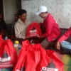 Ketua PAC PDI Perjuangan Cikajang memberikan bantuan bingkisan sembako kepada korban kebakaran di Desa Sindangsari