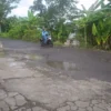 Warga Desa Kujangsari, Kecamatan Langensari, Kota Banjar mengeluhkan banyak kendaraan proyek yang lalu lalang