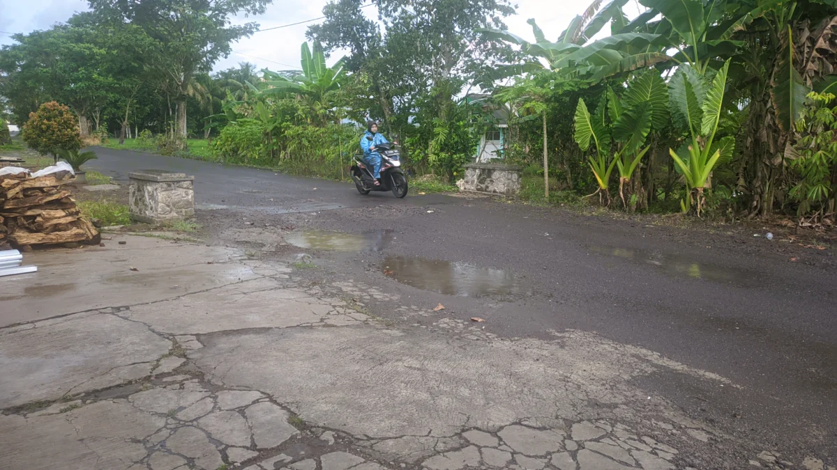 Warga Desa Kujangsari, Kecamatan Langensari, Kota Banjar mengeluhkan banyak kendaraan proyek yang lalu lalang