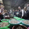 Ridwan Kamil meninjau harga komoditas pangan di Pasar Pasalaran