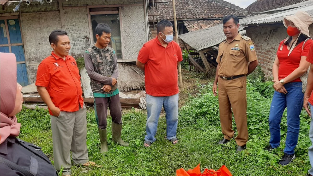 Ketua DPC PDI Peruangan Garut, Yudha Puja Turnawan mengunjungi rumah reyot di Desa Dungusiku, Kecamatan Leuwigoong