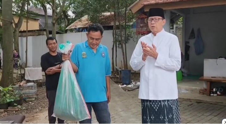 Eks Gubernur Banten Wahidin Halim saat menunjukan karung berisi ular kobra yang dilempar ke rumahnya-Rikhi Ferdian-fin.co.id