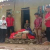DPC PDI Perjuangan Kabupaten Garut bersama Dinas Sosial dan bacaleg mengunjungi korban kebakaran di Kampung Cikurutug, Desa Cikarang, Kecamatan Cisewu